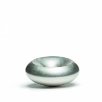 Adi Toch, Reino Unido ‘Encircling Vessel, Whispering Vessels series’, plata de Britannia que contiene bolas de acero inoxidable, 20 x 20 x 12 cm.  2015
