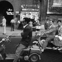 ウィリアム・クライン「Red Light, Piazzale Flaminio, Rome 1956」