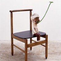加藤泉「無題」2007 年 木、アクリル絵具、木炭、シリコン、椅子  95 x 65 x 45.5 cm