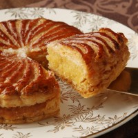 「ガレット デ ロワ（Galette des rois）」大（3,300円）、小（2,000円）