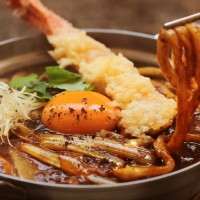 ジェイエス カリー（J.S. CURRY）2月限定メニュー「エビ天ぷらの鍋焼きカリーうどん」（税込1,050円）