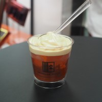アンリ・ルルーの「フォンダンキャラメルC．B．S」（税込432円）にキャラメル入りのソフトクリームをトッピングできるのは東京会場だけ
