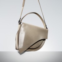 「Flap Hand-Bag（Beige/Red/Black）」（10万3,000円）