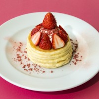 「ストロベリーホワイトチョコパンケーキ」（1,430円）