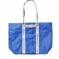 「セイルクロストートバッグ」新色のブルー（1万6,000円）