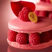 「イスパハン（Ispahan）」（アンディヴィ 972円、アントルメ 約13.5cm 3,780円）