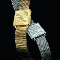 「QLOCKTWO W Golden Words」、「QLOCKTWO W Fine Steel」