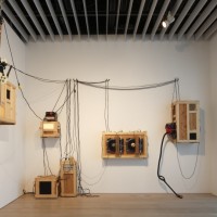 《VERTICAL PLYWOOD CITY》2011 展示風景：「MAMコレクション005：リサイクル＆ビルド」森美術館、2017