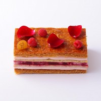 「ミルフィユ イスパハン（Millefeuille Ispahan）」（アンディヴィ 864円、アントルメ 10*16cm 3,456円）