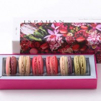 「限定BOX入りマカロン 6個詰合せ（Assortiment de 6 Macarons “Ispahan” ）」（イスパハン、ジャルダン ジャポネ、アンヴィ、 アンフィニマン ジャスマン、アンフィニマン ピスターシュ 2,700円）