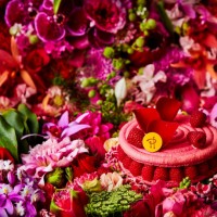 世界的なフラワーアーティストの東信と再びのコラボレーションで、美しい花々で鮮やかに表現された「イスパハン（Ispahan）」の世界観が一新