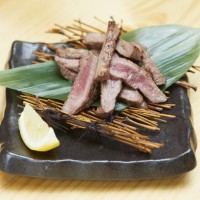 炭火肉酒場 肉まる「厚切り牛タンの塩焼き」（900円）