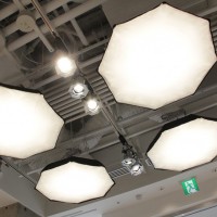 天井には撮影スタジオのライティングに使用される照明を配置