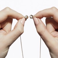 ネックレス「One-Stone Necklace」 （10万5,000円～72万円）