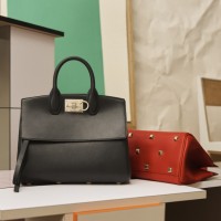 サルヴァトーレ フェラガモ（Salvatore Ferragamo）、ポール・アンドリューによる初のハンドバッグ「STUDIO BAG」登場