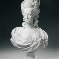 セーヴル王立磁器製作所（ルイ＝シモン・ボワゾの原作に基づく）《フランス王妃マリー＝アントワネットの胸像》1782年