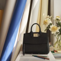 サルヴァトーレ フェラガモ（Salvatore Ferragamo）、ポール・アンドリューによる初のハンドバッグ「STUDIO BAG」登場