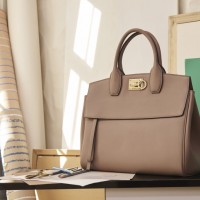 サルヴァトーレ フェラガモ（Salvatore Ferragamo）、ポール・アンドリューによる初のハンドバッグ「STUDIO BAG」登場