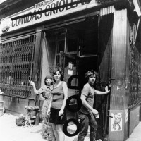 レストラン「フード」の前で、ゴードン・マッタ=クラーク、キャロル・グッデン、ティナ・ジルアール 1971年 個人蔵 Photo:Richard Landry