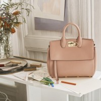 サルヴァトーレ フェラガモ（Salvatore Ferragamo）、ポール・アンドリューによる初のハンドバッグ「STUDIO BAG」登場