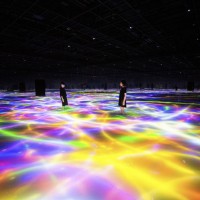 「人と共に踊る鯉によって描かれる水面のドローイング - Infinity Drawing on the Water Surface Created by the Dance of Koi and People - Infinity」teamLab, 2016-2018, Interactive Digital Installation, Endless, Sound: Hideaki Takahashi