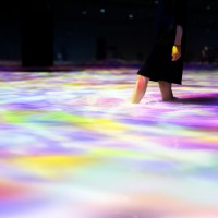 「人と共に踊る鯉によって描かれる水面のドローイング - Infinity Drawing on the Water Surface Created by the Dance of Koi and People - Infinity」teamLab, 2016-2018, Interactive Digital Installation, Endless, Sound: Hideaki Takahashi