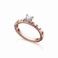 「トラペツィオ（TRAPEZIO）」リング（18K SAKURAGOLD™、ダイヤモンド 0.3ct～）39万円～