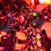 「Floating in the Falling Universe of Flowers」teamLab, 2016-2018, Interactive Digital Installation, Endless, Sound: Hideaki Takahashi