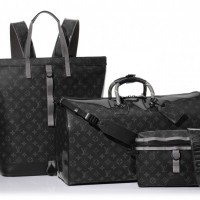 LOUIS VUITTON FALL-WINTER 2018 MEN’S POP-UP STORE限定アイテム左から)ジップドトート（46×44×15cm/35万7,000円）、キーポル バンドリエール 50（50×29×22cm/35万7,000円）、メッセンジャー PM（28×20×4cm/24万5,000円）※予定価格