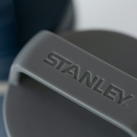 「ステンレスボトル フラグメント×STANLEY ネイビー 236ml」、「ステンレスボトル フラグメント×STANLEY グレー 236ml」（各4,000円）