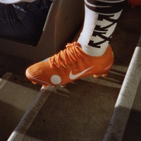 vNIKE X OFF-WHITE “FOOTBALL, MON AMOUR”