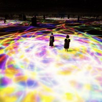 「人と共に踊る鯉によって描かれる水面のドローイング - Infinity Drawing on the Water Surface Created by the Dance of Koi and People - Infinity」teamLab, 2016-2018, Interactive Digital Installation, Endless, Sound: Hideaki Takahashi