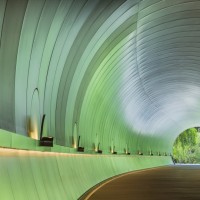夏には木々の緑色がステンレスの壁に反射し、「緑色のトンネル」に