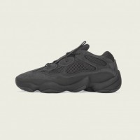 「YEEZY 500 UTILITY BLACK」が登場