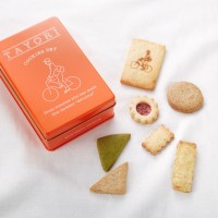 朱色の缶には素材を生かした優しい美味しさのクッキー。TAYORIの「クッキー缶」【夏の手土産】