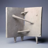イサム・ノグチ《二枚の板の愛》1950年 陶（瀬戸） イサム・ノグチ庭園美術館（ニューヨーク）蔵