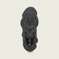 「YEEZY 500 UTILITY BLACK」が登場