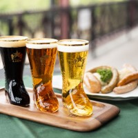 ドイツ国旗のミニブーツ飲み比べセット（ヱビス生ビール、琥珀ヱビス、ヱビスプレミアムブラック）1,600円 ※ソーセージ別売（2号館3階・BEERNEXT）