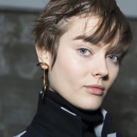 サカイ（sacai）より、シャルロット・ シェネ（Charlotte Chesnais）とのコラボレーションによるピアスが登場