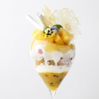 「真夏のトロピカルパフェ!」（税込1,800円 / カフェセット 税込2,300円）