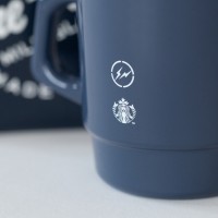 スターバックス（STARBUCKS®）が、藤原ヒロシ主宰のデザインプロジェクト・フラグメントデザイン（Fragment Design）とのコラボレーション企画第二弾となる、ファイヤーキング（Fire-King）のグラスマグ2種を発表