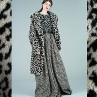 コート 42万6,000円、セーター 7万6,000円、スカート 16万3,000円、ベルト 6万3,000円（すべてMAX MARA） / 伊勢丹新宿店本館4階＝インターナショナルラグジュアリー、日本橋三越本店本館3階＝マックスマーラ、銀座三越4階＝マックスマーラ