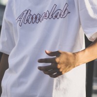 アトモス ラボ（ATMOS LAB）とチャンピオン（CHAMPION）による初のコラボレーションアイテムが登場。