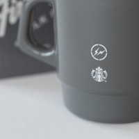 スターバックス（STARBUCKS®）が、藤原ヒロシ主宰のデザインプロジェクト・フラグメントデザイン（Fragment Design）とのコラボレーション企画第二弾となる、ファイヤーキング（Fire-King）のグラスマグ2種を発表