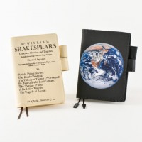 「ほぼ日」のコンテンツに着想を得た手帳カバー、左から「シェイクスピア」、「The Blue Marble」