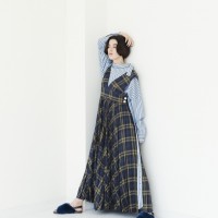 ストライプワンピース 7万1,000円（Tibi）：日・銀、チェックワンピース 5万6,000円（CURRENTAGE）※9月上旬発売予定：銀 /ニューヨークランウェイ、その他スタイリスト私物