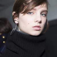 サカイ（sacai）より、シャルロット・ シェネ（Charlotte Chesnais）とのコラボレーションによるピアスが登場