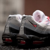 「NIKE AIR MAX 95 OG -SOLAR RED-」（1万6,000円）