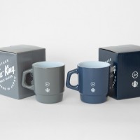 スターバックス（STARBUCKS®）が、藤原ヒロシ主宰のデザインプロジェクト・フラグメントデザイン（Fragment Design）とのコラボレーション企画第二弾となる、ファイヤーキング（Fire-King）のグラスマグ2種を発表