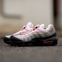 「NIKE AIR MAX 95 OG -SOLAR RED-」（1万6,000円）